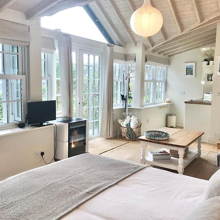 Coastal Chic Waterfront Studio Кинсэйл Экстерьер фото